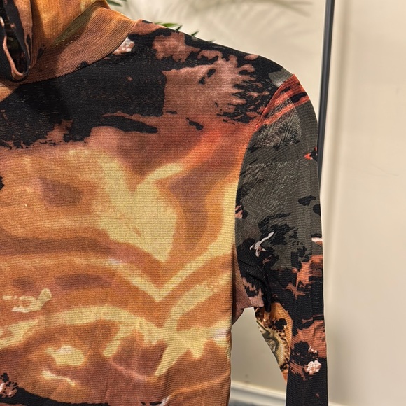 Abstract Patterned Long Sleeve Mesh Top - Picture 2 of 4